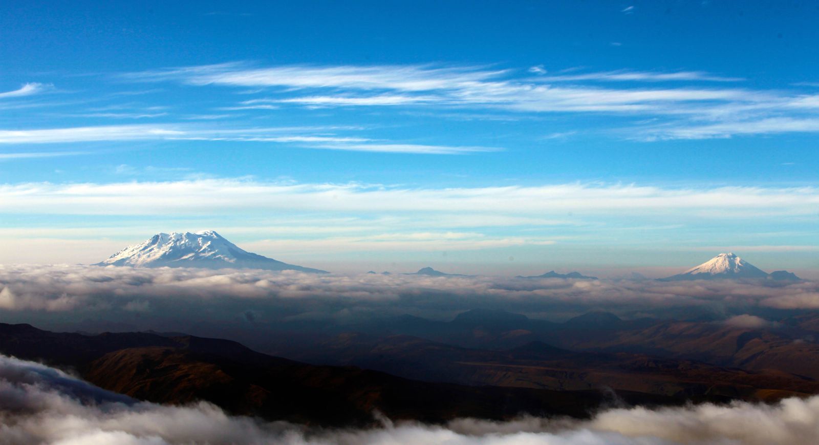 Paisaje andino de la Avenida de los Volcanes en Ecuador